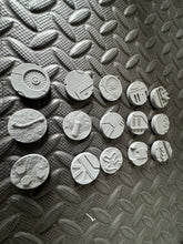 Load image into Gallery viewer, 15 x 25mm Sci-Fi Round Bases for Miniatures - 3d Printed Tabletop Terrain