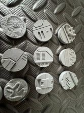 Load image into Gallery viewer, 15 x 25mm Sci-Fi Round Bases for Miniatures - 3d Printed Tabletop Terrain
