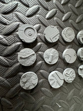 Load image into Gallery viewer, 15 x 25mm Sci-Fi Round Bases for Miniatures - 3d Printed Tabletop Terrain