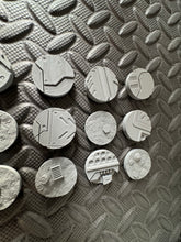 Load image into Gallery viewer, 15 x 27mm Sci-Fi Round Bases for Miniatures - 3d Printed Tabletop Terrain