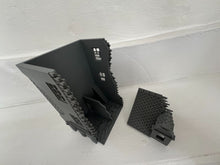 Load image into Gallery viewer, Destroyed 3 Storey Terraced Town House Ruins Wargaming Building 28mm