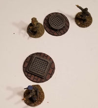 Load image into Gallery viewer, 28mm Bolt Action Style Sewer Access Markers Troops Emerging Man Hole Points x 6