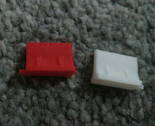 Load image into Gallery viewer, Modern Traffic Barriers OO Gauge Roadworks Model Railway Red and White
