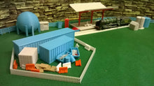 Load image into Gallery viewer, 10 x Oil Drums with 4 x Large Storage Pallets 00 gauge Lineside Railway Scenery