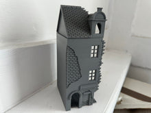 Load image into Gallery viewer, Destroyed 3 Storey Terraced Town House Ruins Wargaming Building 28mm
