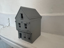 Load image into Gallery viewer, Small Ruined House with Wooden Barricades - Tabletop Wargaming Buildings 28mm
